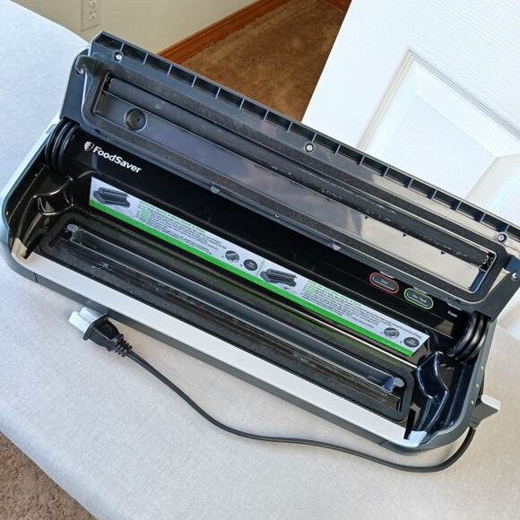 Sunbeam FoodSaver Vacuum Sealer meal prep 17"x6"x4" short cord model FM2000-000 - Picture 3 of 7